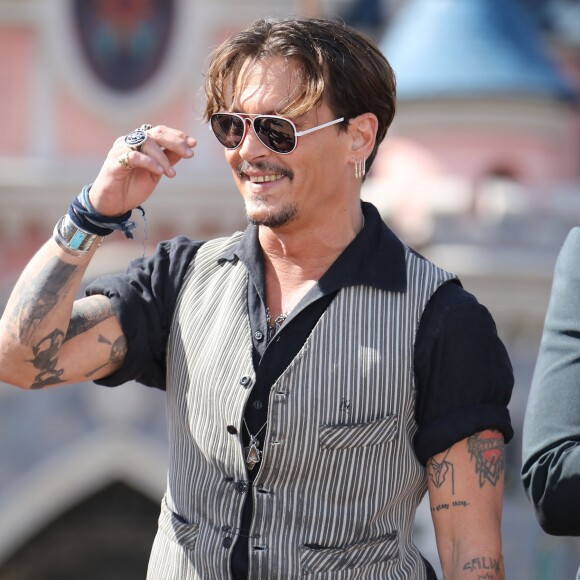 Johnny Depp - L'équipe du film "Pirates des Caraibes : La vengeance de Salazar" est partie à l'abordage du public, des fans et des célébrités à Disneyland Paris le 15 mai 2017.Dimanche, en milieu d'après-midi, les visiteurs de Disneyland Paris ont eu la surprise de voir débarquer sur le ponton d’un galion amarré devant le Château du Parc Disneyland, toute l’équipe du film PIRATES DES CARAIBES : LA VENGEANCE DE SALAZAR venue célébrer la sortie au cinéma – le 24 mai prochain – du cinquième opus de la célèbre saga. © DisneylandParis via Bestimage