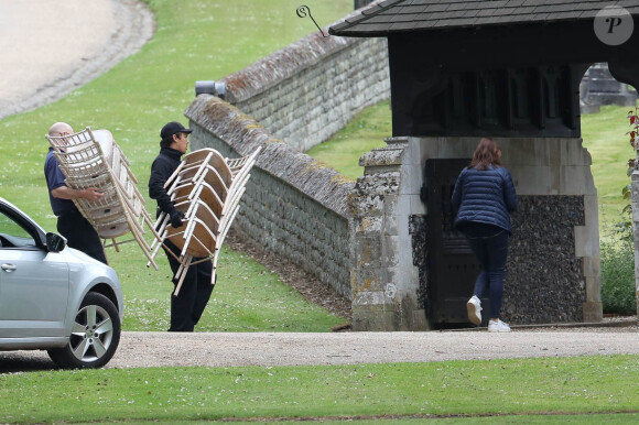 Derniers préparatifs à l'église St Mark où vont se marier Pippa Middleton et James Matthews à Englefield le 18 mai 2017  Chairs arrive at St Marks church Englefield for the final preparations for the wedding of pippa middleton and james matthews. May 18, 2017.18/05/2017 - Englefield
