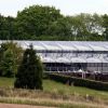 Derniers préparatifs dans la salle de réception où vont se marier Pippa Middleton et James Matthews le 18 mai 2017  The finishing touches are being applied to the huge glass structure that has been erected for Pippa Middleton's wedding reception this weekend. The building, which is positioned inside the grounds of Michael and Carole MIddleton's country estate is visible from a public footpath. On May 18, 201718/05/2017 - 