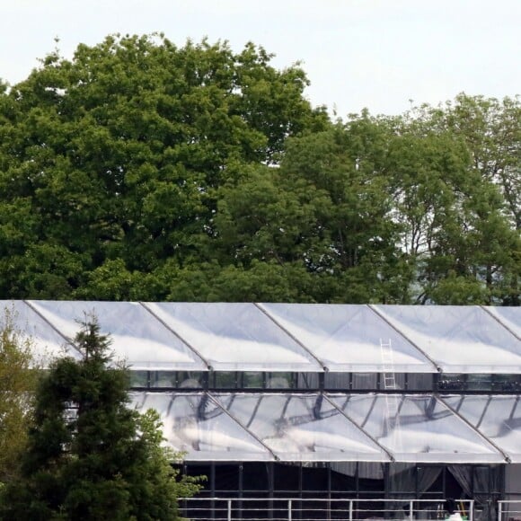 Derniers préparatifs dans la salle de réception où vont se marier Pippa Middleton et James Matthews le 18 mai 2017  The finishing touches are being applied to the huge glass structure that has been erected for Pippa Middleton's wedding reception this weekend. The building, which is positioned inside the grounds of Michael and Carole MIddleton's country estate is visible from a public footpath. On May 18, 201718/05/2017 - 