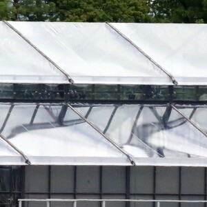 Derniers préparatifs dans la salle de réception où vont se marier Pippa Middleton et James Matthews le 18 mai 2017  The finishing touches are being applied to the huge glass structure that has been erected for Pippa Middleton's wedding reception this weekend. The building, which is positioned inside the grounds of Michael and Carole MIddleton's country estate is visible from a public footpath. On May 18, 201718/05/2017 - 