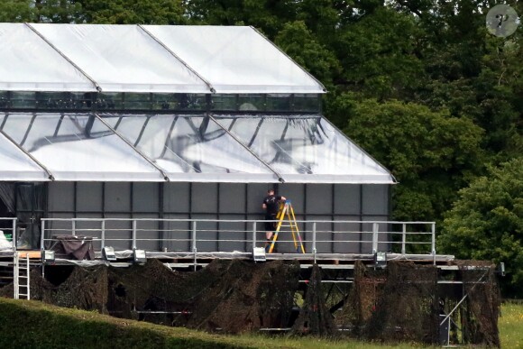 Derniers préparatifs dans la salle de réception où vont se marier Pippa Middleton et James Matthews le 18 mai 2017  The finishing touches are being applied to the huge glass structure that has been erected for Pippa Middleton's wedding reception this weekend. The building, which is positioned inside the grounds of Michael and Carole MIddleton's country estate is visible from a public footpath. On May 18, 201718/05/2017 - 