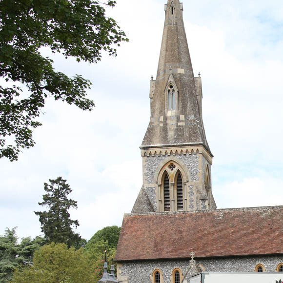 Derniers préparatifs à l'église St Mark où vont se marier Pippa Middleton et James Matthews à Englefield le 18 mai 2017.  A corporate lighting company arrive to deliver and fit the lighting for pippa middletons wedding at St Marks church Englefield on may 18 201718/05/2017 - Englefield