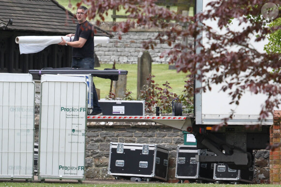 Derniers préparatifs à l'église St Mark où vont se marier Pippa Middleton et James Matthews à Englefield le 18 mai 2017.  A corporate lighting company arrive to deliver and fit the lighting for pippa middletons wedding at St Marks church Englefield on may 18 201718/05/2017 - Englefield