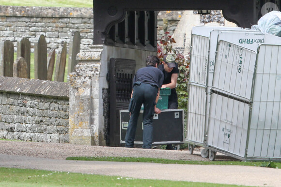 Derniers préparatifs à l'église St Mark où vont se marier Pippa Middleton et James Matthews à Englefield le 18 mai 2017.  A corporate lighting company arrive to deliver and fit the lighting for pippa middletons wedding at St Marks church Englefield on may 18 201718/05/2017 - Englefield