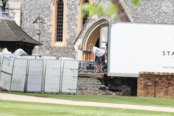 Derniers préparatifs à l'église St Mark où vont se marier Pippa Middleton et James Matthews à Englefield le 18 mai 2017.  A corporate lighting company arrive to deliver and fit the lighting for pippa middletons wedding at St Marks church Englefield on may 18 201718/05/2017 - Englefield
