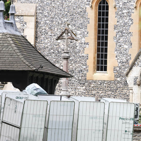 Derniers préparatifs à l'église St Mark où vont se marier Pippa Middleton et James Matthews à Englefield le 18 mai 2017.  A corporate lighting company arrive to deliver and fit the lighting for pippa middletons wedding at St Marks church Englefield on may 18 201718/05/2017 - Englefield