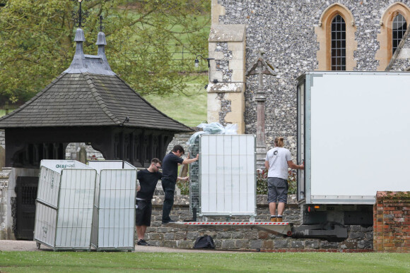 Derniers préparatifs à l'église St Mark où vont se marier Pippa Middleton et James Matthews à Englefield le 18 mai 2017.  A corporate lighting company arrive to deliver and fit the lighting for pippa middletons wedding at St Marks church Englefield on may 18 201718/05/2017 - Englefield