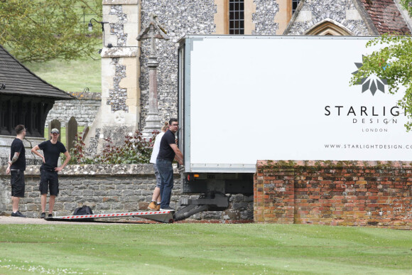 Derniers préparatifs à l'église St Mark où vont se marier Pippa Middleton et James Matthews à Englefield le 18 mai 2017.  A corporate lighting company arrive to deliver and fit the lighting for pippa middletons wedding at St Marks church Englefield on may 18 201718/05/2017 - Englefield