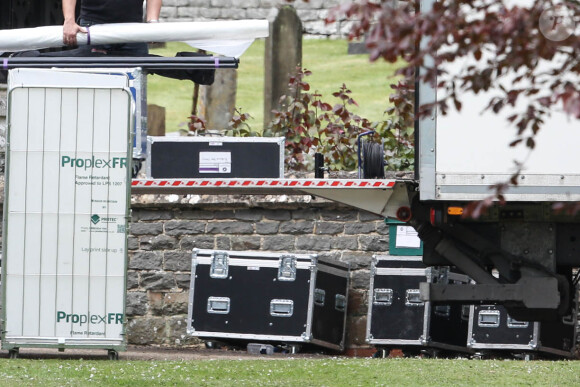 Derniers préparatifs à l'église St Mark où vont se marier Pippa Middleton et James Matthews à Englefield le 18 mai 2017.  A corporate lighting company arrive to deliver and fit the lighting for pippa middletons wedding at St Marks church Englefield on may 18 201718/05/2017 - Englefield