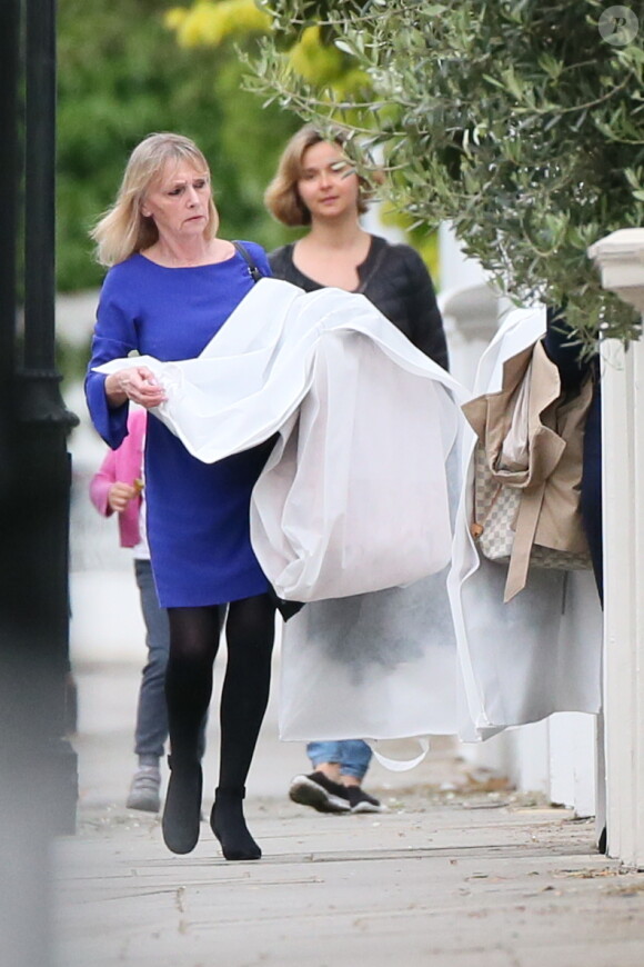Plusieurs personnes livrent des tenues au domicile de Pippa Middleton. Peut être s'agit il de la tant attendue robe de mariée de Pippa Middleton. Londres, le 16 mai 2017.  Numerous deliveries are seen arriving at Pippa Middleton's house ahead of her wedding this coming weekend. London, May 16th, 2017.16/05/2017 - Londres