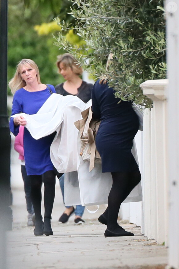 Plusieurs personnes livrent des tenues au domicile de Pippa Middleton. Peut être s'agit il de la tant attendue robe de mariée de Pippa Middleton. Londres, le 16 mai 2017.  Numerous deliveries are seen arriving at Pippa Middleton's house ahead of her wedding this coming weekend. London, May 16th, 2017.16/05/2017 - Londres