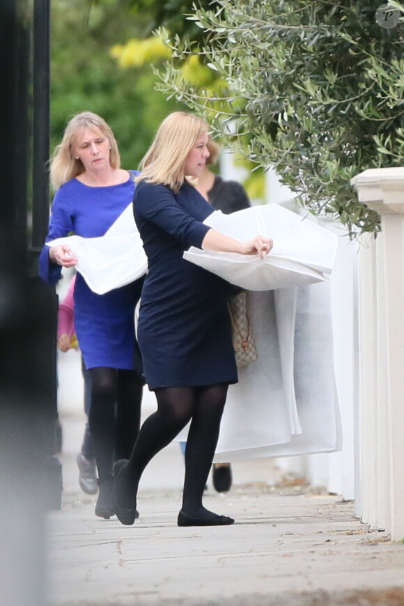 Plusieurs personnes livrent des tenues au domicile de Pippa Middleton. Peut être s'agit il de la tant attendue robe de mariée de Pippa Middleton. Londres, le 16 mai 2017.  Numerous deliveries are seen arriving at Pippa Middleton's house ahead of her wedding this coming weekend. London, May 16th, 2017.16/05/2017 - Londres