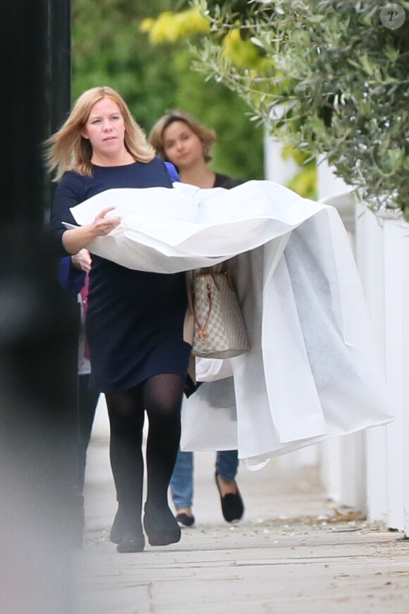 Plusieurs personnes livrent des tenues au domicile de Pippa Middleton. Peut être s'agit il de la tant attendue robe de mariée de Pippa Middleton. Londres, le 16 mai 2017.  Numerous deliveries are seen arriving at Pippa Middleton's house ahead of her wedding this coming weekend. London, May 16th, 2017.16/05/2017 - Londres