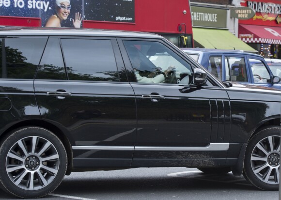 Kate Middleton au volant de son Range Rover à Londres, de retour au palais de Kensington après une ultime répétition pour le mariage de sa soeur Pippa à Englefield.