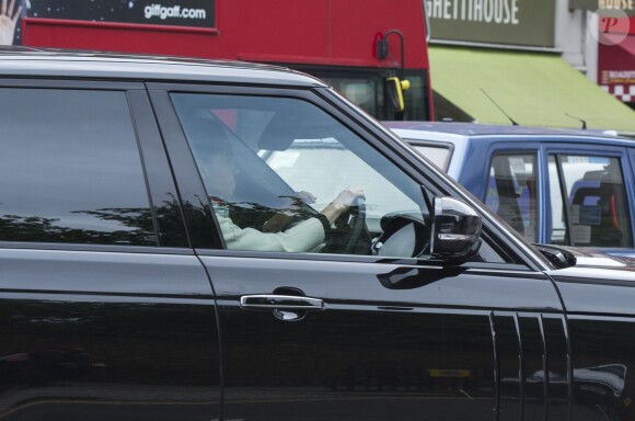 Kate Middleton au volant de son Range Rover à Londres, de retour au palais de Kensington après une ultime répétition pour le mariage de sa soeur Pippa à Englefield.