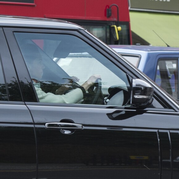 Kate Middleton au volant de son Range Rover à Londres, de retour au palais de Kensington après une ultime répétition pour le mariage de sa soeur Pippa à Englefield.
