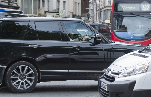 Kate Middleton au volant de son Range Rover à Londres, de retour au palais de Kensington après une ultime répétition pour le mariage de sa soeur Pippa à Englefield.