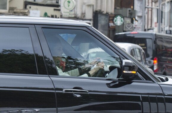 Kate Middleton au volant de son Range Rover à Londres, de retour au palais de Kensington après une ultime répétition pour le mariage de sa soeur Pippa à Englefield.