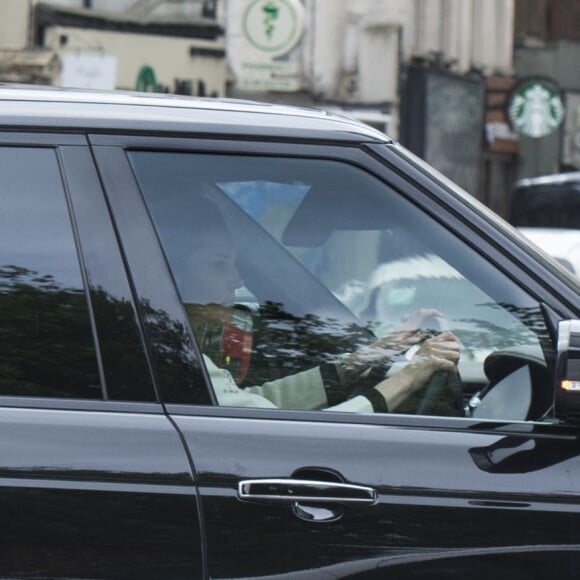 Kate Middleton au volant de son Range Rover à Londres, de retour au palais de Kensington après une ultime répétition pour le mariage de sa soeur Pippa à Englefield.