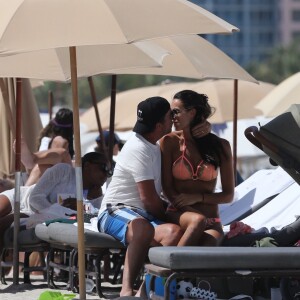 Exclusif - Arnaud Lagardère avec sa femme Jade Foret et leurs enfants Liva, Mila et Emery se relaxent sur une plage de Miami le 9 avril 2017.