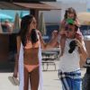 Exclusif -  Arnaud Lagardère avec sa femme Jade Foret et leurs enfants Liva, Mila et Emery se relaxent sur une plage de Miami le 9 avril 2017.