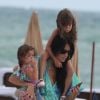 Arnaud Lagardère, sa femme Jade Foret et leurs enfants Liva, Mila et Emery en vacances à la plage à Miami le 25 octobre 2016.