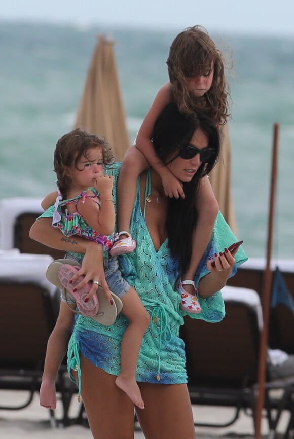 Arnaud Lagardère, sa femme Jade Foret et leurs enfants Liva, Mila et Emery en vacances à la plage à Miami le 25 octobre 2016.
