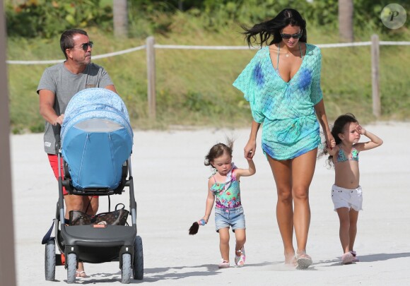 Arnaud Lagardère, sa femme Jade Foret et leurs enfants Liva, Mila et Emery en vacances à la plage à Miami le 25 octobre 2016.