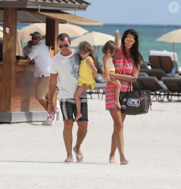 Arnaud Lagardère, sa femme Jade Foret et leurs filles Liva et Mila passent un après-midi à la plage à Miami le 24 octobre 2016