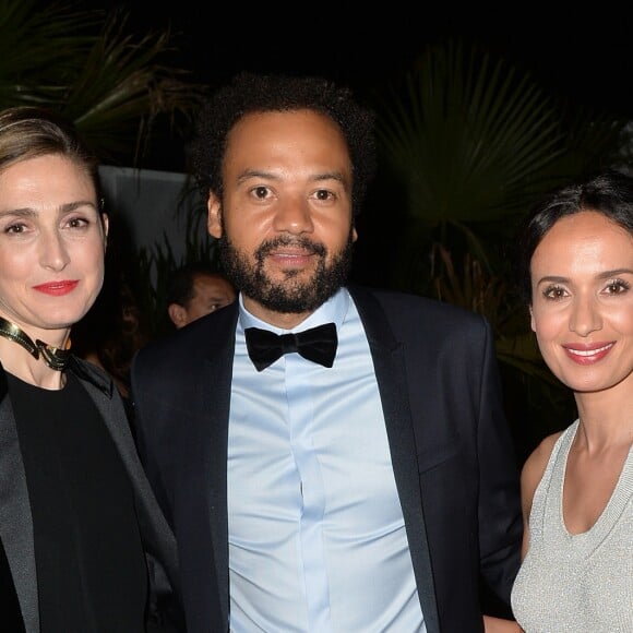 Semi-exclusif - Julie Gayet, Fabrice Eboué et sa compagne Amelle Chahbi - Madame Figaro, Chopard et UniFrance s'associent pour célébrer le temps du dîner "Cannes French Party" le rayonnement du cinéma français dans le monde sur La terrasse By Albane lors du 70ème festival de Cannes le 18 mai 2017. © Veeren/Bestimage