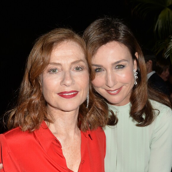 Semi-exclusif - Isabelle Huppert, Elsa Zylberstein - Madame Figaro, Chopard et UniFrance s'associent pour célébrer le temps du dîner "Cannes French Party" le rayonnement du cinéma français dans le monde sur La terrasse By Albane lors du 70e festival de Cannes le 18 mai 2017. © Veeren/Bestimage