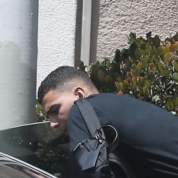 Exclusif - Kourtney Kardashian et nouveau petit ami Younes Bendjima quittent l'hôtel Bel Air Le 11 mai 2017