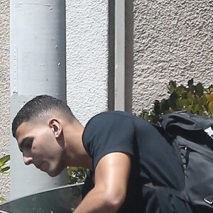 Exclusif - Kourtney Kardashian et nouveau petit ami Younes Bendjima quittent l'hôtel Bel Air Le 11 mai 2017