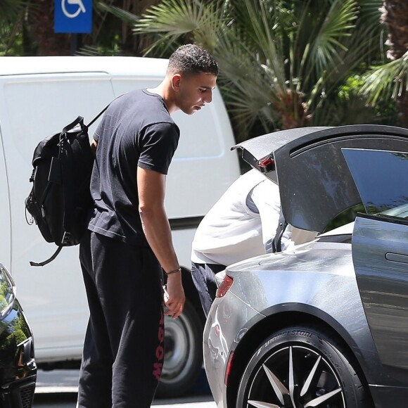 Exclusif - Kourtney Kardashian et nouveau petit ami Younes Bendjima quittent l'hôtel Bel Air Le 11 mai 2017