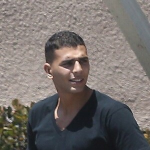 Exclusif - Kourtney Kardashian et nouveau petit ami Younes Bendjima quittent l'hôtel Bel Air Le 11 mai 2017