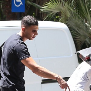 Exclusif - Kourtney Kardashian et nouveau petit ami Younes Bendjima quittent l'hôtel Bel Air Le 11 mai 2017