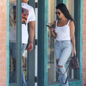 Exclusif - Kourtney Kardashian et Younes Bendjima se baladent dans les rues de West Hollywood. Les 2 amis semblent vraiment très proche... Le 2 mai 2017