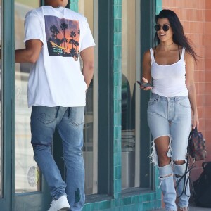 Exclusif - Kourtney Kardashian et Younes Bendjima se baladent dans les rues de West Hollywood. Les 2 amis semblent vraiment très proche... Le 2 mai 2017