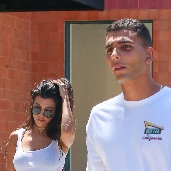 Exclusif - Kourtney Kardashian et Younes Bendjima se baladent dans les rues de West Hollywood. Les 2 amis semblent vraiment très proche... Le 2 mai 2017