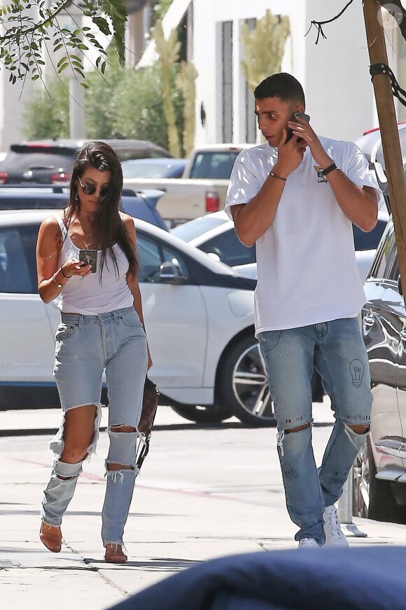 Exclusif - Kourtney Kardashian et Younes Bendjima se baladent dans les rues de West Hollywood. Les 2 amis semblent vraiment très proche... Le 2 mai 2017