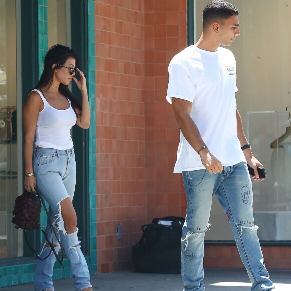 Exclusif - Kourtney Kardashian et Younes Bendjima se baladent dans les rues de West Hollywood. Les 2 amis semblent vraiment très proche... Le 2 mai 2017