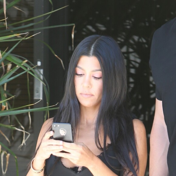 Kourtney Kardashian à la sortie d'un immeuble après avoir tourné l'émission de télé réalité 'Keeping up with the Kardashians' à Los Angeles, le 19 mai 2017