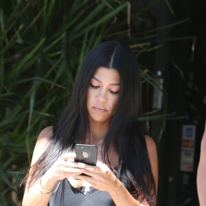 Kourtney Kardashian à la sortie d'un immeuble après avoir tourné l'émission de télé réalité 'Keeping up with the Kardashians' à Los Angeles, le 19 mai 2017