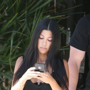 Kourtney Kardashian à la sortie d'un immeuble après avoir tourné l'émission de télé réalité 'Keeping up with the Kardashians' à Los Angeles, le 19 mai 2017