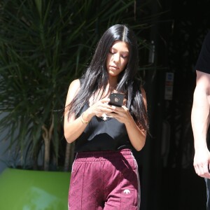 Kourtney Kardashian à la sortie d'un immeuble après avoir tourné l'émission de télé réalité 'Keeping up with the Kardashians' à Los Angeles, le 19 mai 2017