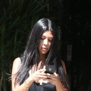 Kourtney Kardashian à la sortie d'un immeuble après avoir tourné l'émission de télé réalité 'Keeping up with the Kardashians' à Los Angeles, le 19 mai 2017