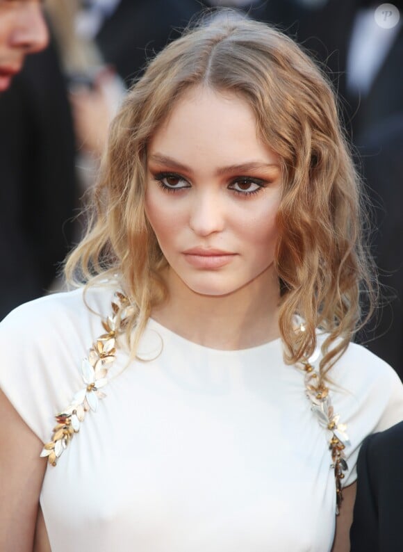 Lily Rose Depp à la montée des marches du film "Les Fantômes d'Ismaël" lors du 70ème Festival International du Film de Cannes, le 17 mai 2017. © Denis Guignebourg/Bestimage