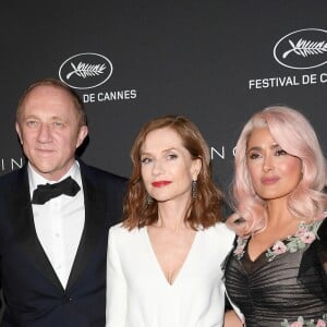 Francçis-Henri Pinault, Isabelle Huppert et Salma Hayek - Le Festival de Cannes et le groupe Kering organisent le dîner de la présidence en l'honneur du programme "Women in Motion", qui récompense les femmes de l'industrie du cinéma lors du 70ème Festival International du Film de Cannes, France, le 21 mai 2017. © Kering/Bestimage