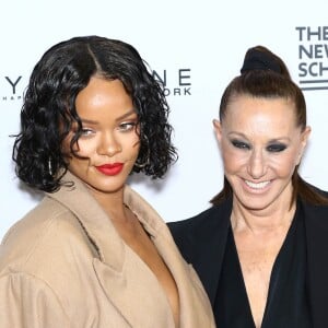 Rihanna et la créatrice Donna Karan assistent à la 69e édition du Parsons Benefit au Pier 60 à New York, le 22 mai 2017